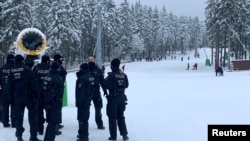 Polisi Jerman memblokir area resor ski di Winterberg, di tengah lonjakan kasus Covid-19 di sana, Minggu (3/1/21).