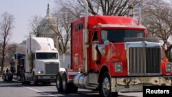 Ratusan pengemudi truk saat berunjuk rasa di sekitar Gedung Capitol di Washington, D.C., 22 Februari 2000, memprotes kenaikan harga diesel. (Foto: dok).