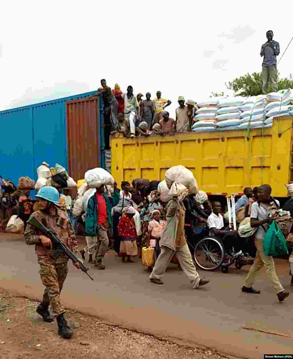 Des refugiés burundais encadrés par les Casques bleus quittent Kamanyola, RDC, le 7 mars 2018 (VOA/Ernest Muhero)