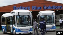 Des bus électriques mis en route par Bolloré, à Abidjan, le 16 octobre 2013.