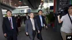 베이징에 도착한 위성락 한국 6자회담 수석대표 (가운데)