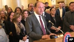 Le gouverneur du Colorado, Jared Polis, lors d'une conférence de presse du Capitole à Denver le jeudi 28 février 2019. (Photo AP / Jim Anderson)