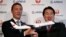 El presidente de JAL, Yoshiharu Ueki (derecha) posa junto a Fabrice Bregier, de Airbus, para celebrar la compra de 31 aviones Airbus A350.