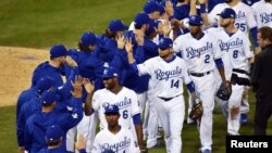 Los Reales de Kansas celebran el triunfo sobre los Gigantes, 7 a 2.