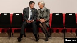 El secretario del Tesoro de EE.UU., Jack Lew, se reunió con la directora del Fondo Monetario Internacional, Christine Lagarde, para negociar la crisis de Grecia, y evitar que se extienda a otras naciones.