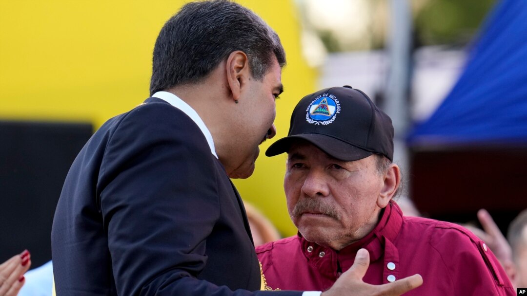 El presidente de Venezuela, Nicolás Maduro, izquierda, habla con el presidente de Nicaragua, Daniel Ortega, el día de su toma de posesión para un tercer mandato en Caracas, Venezuela, el viernes 10 de enero de 2025. 
