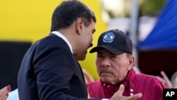 El presidente de Venezuela, Nicolás Maduro, izquierda, habla con el presidente de Nicaragua, Daniel Ortega, el día de su toma de posesión para un tercer mandato en Caracas, Venezuela, el viernes 10 de enero de 2025. 