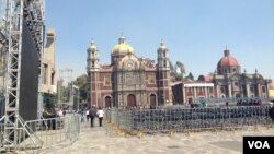 Alrededor de 20 mil boletos se han distribuido entre los fieles de las parroquias católicas para que puedan ingresar al Zócalo. [Foto: Celia Mendoza, VOA].