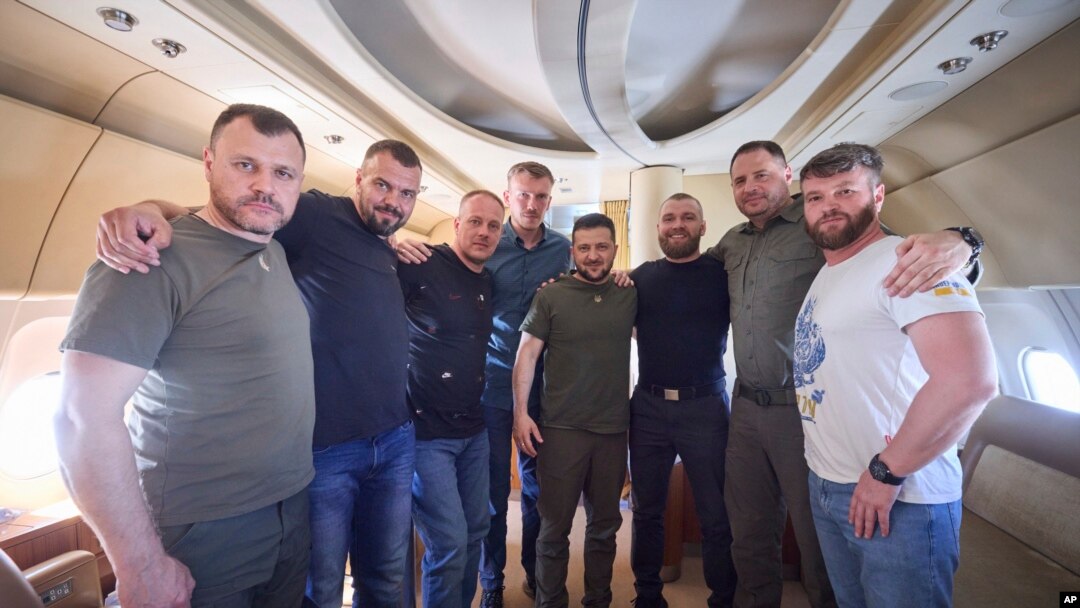 Ukrajinski predsjednik Volodimr Zelenskyy sa oslobođeniim komandantima u avionu na putu za Ukrajinu