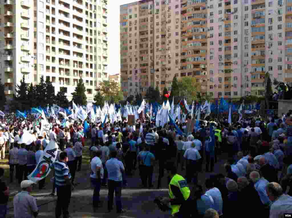 Cəmil Həsənlinin ilk mitinqindən fotolar