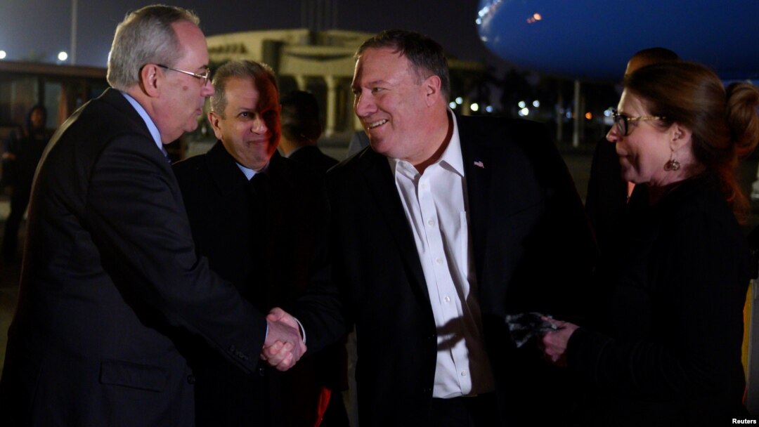 Državni sekretar SAD Mike Pompeo i njegova supruga Susan pozdravljaju se sa predstavnikom Ministarstva spoljnih poslova Egipta Redom Habibom Ibrahimom Zakijem i otpravnikom poslova ambasade SAD Tomom Goldbergerom, nakon dolaska u Kairo, 9. januar 2019.