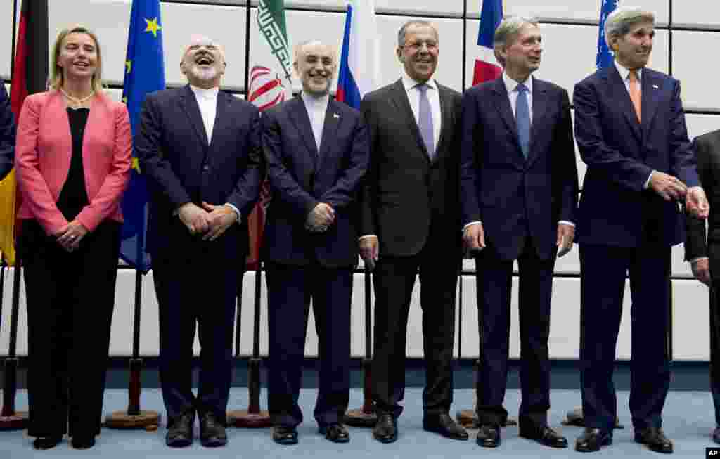 Yevropa Ittifoqi Tashqi ishlar vaziri Frederika Mogerini, Eron Tashqi ishlar vaziri Muhammad Javod Zarif, Eron Atom energiyasi dasturi rahbari Ali Akbar Solihiy, Rossiya Tashqi ishlar vaziri Sergey Lavrov, Britaniya Tashqi ishlar vaziri Filip Hammond, AQSh Davlat kotibi Jon Kerri Avstriyadagi muzokaralar ketidan. 14-iyul, 2015-yil.