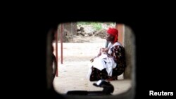 Une femme avec son enfant dans un dispensaire à Bujumbura, au Burundi, le 18 avril 2006.