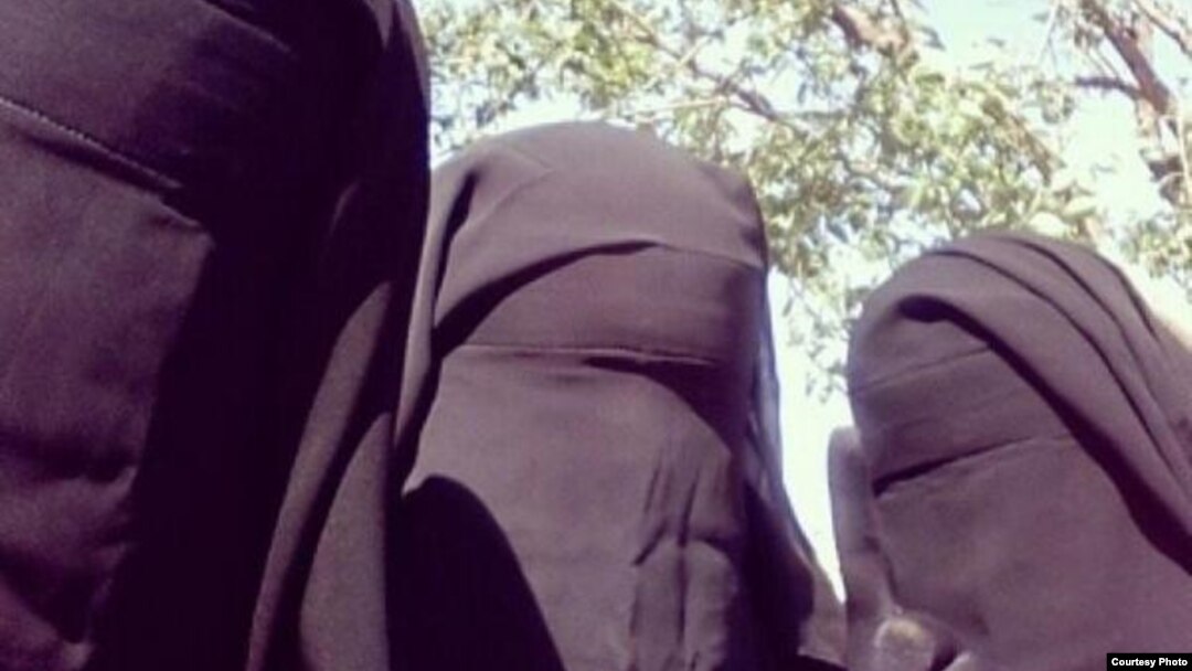 Seseorang dengan akun @_UmmWaqqas memasang foto ini di Twitter, dan menyebut teman-temannya @UmmLayth_, Umm Haritha dan Umm Ubaydiah, para anggota perempuan ISIS.