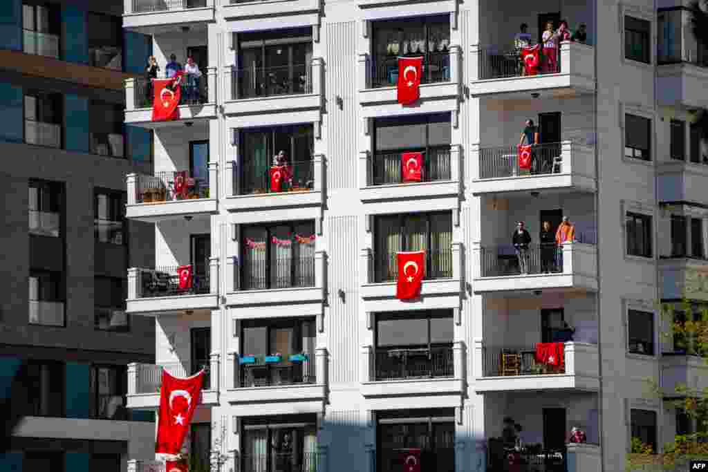 ترکی میں کرونا سے 2500 کے لگ بھگ ہلاکتیں جب کہ ایک لاکھ سے زائد کیس رپورٹ ہوئے ہیں۔ لاک ڈاؤن کے باعث لوگ گھروں تک محدود ہیں۔