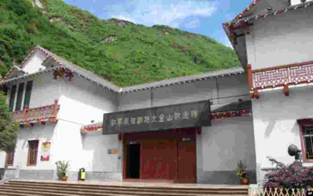 宝兴的“红军翻越夹金山纪念馆”及馆内陈列的反映红军过雪山的油画