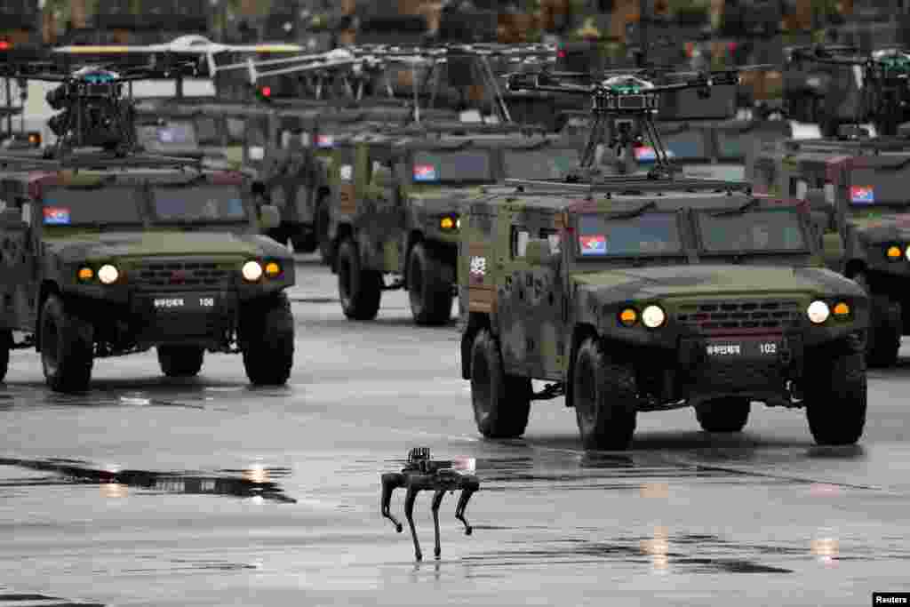 Sebuah robot berkaki empat ikut berbaris selama perayaan peringatan 76 tahun Hari Angkatan Bersenjata Korea, di Seongnam, Korea Selatan. (Reuters)&nbsp;