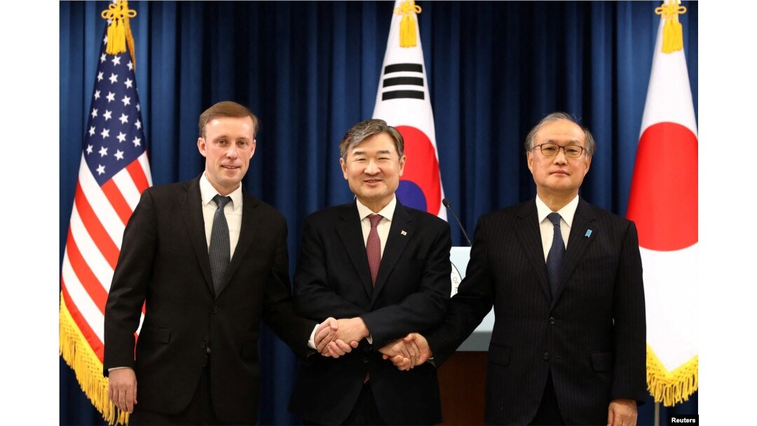 2023年12月9日,韩国国家安全顾问赵泰勇(中),与美国国家安全顾问沙利文(左)以及日本国家安全顾问秋叶武夫(右边)在新闻发布会后握手。(美联社)
