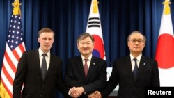2023年12月9日，韩国国家安全顾问赵泰勇（中），与美国国家安全顾问沙利文（左）以及日本国家安全顾问秋叶武夫（右边）在新闻发布会后握手。（美联社）