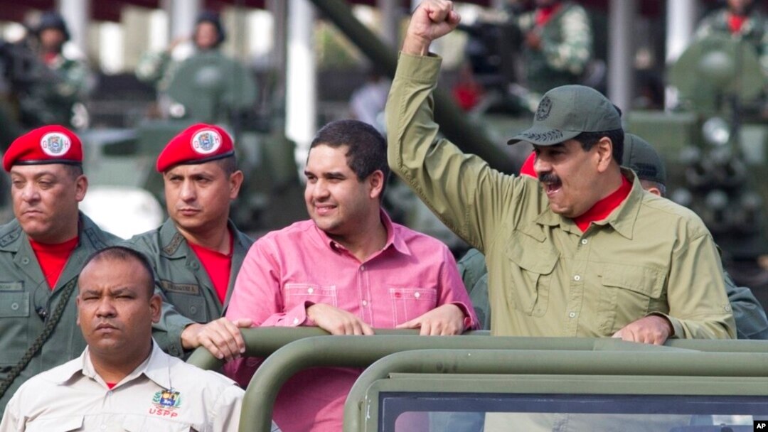 Nicolas “Nicolasito” Maduro Jr. (baju merah) mendampingi ayahnya, Presiden Venezuela Nicolas Maduro dalam acara parade militer di Caracas, 13 April 2018 (foto: dok). 