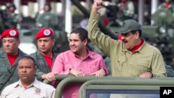 Nicolas “Nicolasito” Maduro Jr. (baju merah) mendampingi ayahnya, Presiden Venezuela Nicolas Maduro dalam acara parade militer di Caracas, 13 April 2018 (foto: dok). 