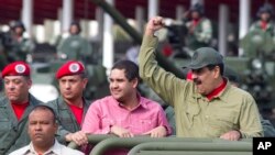 Nicolas Maduro Jr (tengah) menemani ayahnya, Presiden Venezuela Nicolas Maduro, saat parade militer di Caracas, Venezuela, 28 Juni 2019.