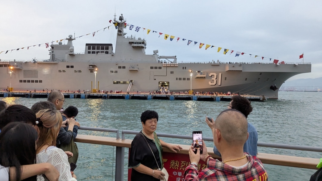中国首艘076型两栖攻击舰下水军事创新与战略意图引热议