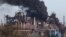 De la fumée s'élève au-dessus d'une usine d'Azovstal dans la ville portuaire méridionale de Mariupol, Ukraine le 25 avril 2022. (REUTERS/Alexander Ermochenko)