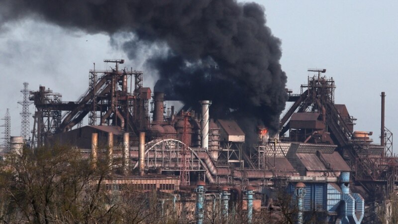 Ukraine: une vingtaine de civils sortent de l'usine Azovstal à Marioupol
