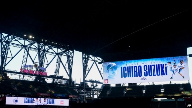 Las pantallas de los jardines del T-Mobile Park muestran imágenes del ex jardinero derecho de los Marineros de Seattle, Ichiro Suzuki, luego de su elección al Salón de la Fama del Béisbol Nacional, el martes 21 de enero de 2025, en Seattle. (Foto AP/Lindsey Wasson).