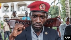 Kiongozi wa upinzani nchini Uganda Robert Kyagulanyi, anayejulikana pia kama Bobi Wine, baada ya mkutano wake na waandishi wa habari nyumbani kwake Magere, Uganda, Januari 26, 2021.
