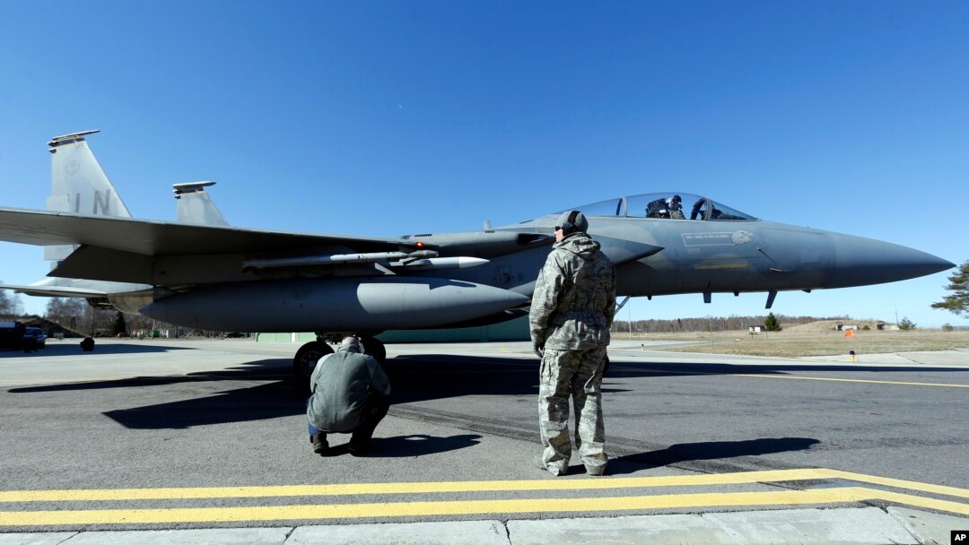 Arhiva - Američki F-15c "Orao" priprema se za poletanje tokom litvanskih-NATO vežbi u vazdušnoj bazi Šiulij, istočno od Vilnusa, Litvanija, 1. aprila 2014.
