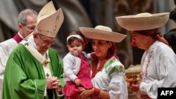 Le pape François lors de la messe pour la Journée des migrants et des réfugiés, le 14 janvier 2018, à la basilique Saint-Pierre.