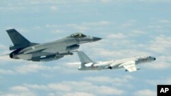 Máy bay F-16 của Đài Loan theo dõi máy bay ném bom H6-K của Trung Quốc trên eo biển Luzon, phía nam Đài Loan.