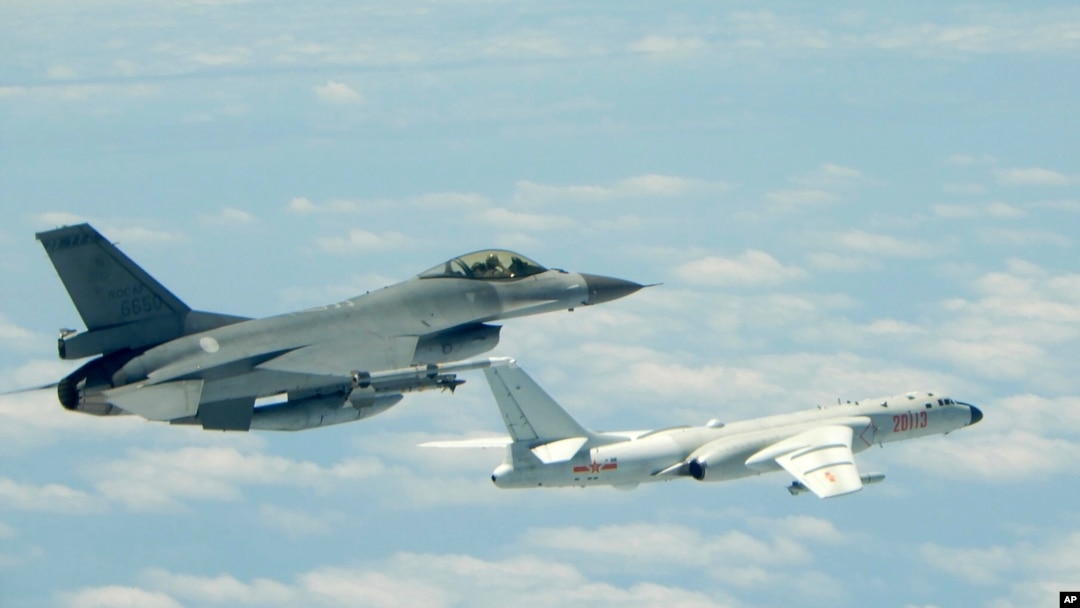 台灣空軍飛機（左）在一架中國空軍H6-K 轟炸機附近飛行