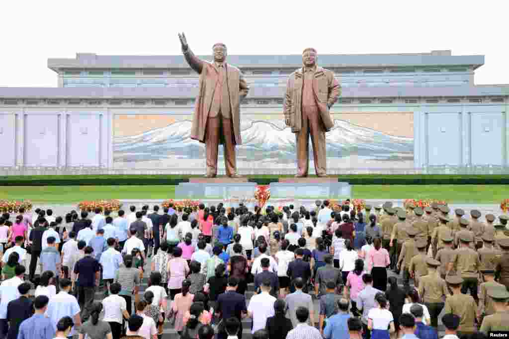 광복 72주년을 맞아 북한 군인들과 각 계층 근로자, 청소년 등이 평양 만수대 언덕에 있는 김일성&middot;김정일 부자 동상을 참배했다고 조선중앙통신이 15일 보도했다.