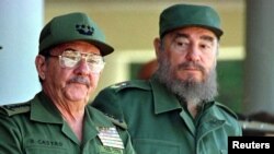 Rais wa Cuba Fidel Castro akiwa na ndugu yake Raul Castro (kushoto) [Maktaba]