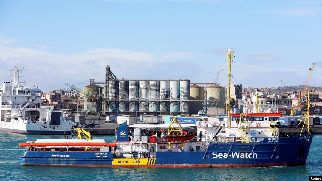 Kapal pencari dan penyelamat migran "Sea-Watch 3 " di pelabuhan Catania, Italia, 31 Januari 2019. (Foto: dok).