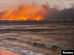 Api kebakaran lahan berkobar di kota resor bersejarah Lahaina, Maui, Hawaii, Rabu, 9 Agustus 2023. (Foto: Erin Hawk/Handout via Reuters)