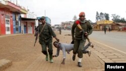 Congolese soldiers arrest a civilian protesting against the government's failure to stop the killings and inter-ethnic tensions in the town of Butembo, in North Kivu province, Democratic Republic of Congo, Aug. 24, 2016. 