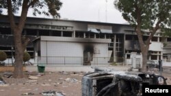 Une partie partie du parlement du Burkina incendié lors des manifestations contre le président Blaise Compaoré, 31 octobre 2014