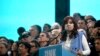 ARCHIVO - La vicepresidenta argentina Cristina Fernández de Kirchner asiste a un mitin en la Plaza de Mayo en Buenos Aires, Argentina, el 25 de mayo de 2023. Un tribunal federal de apelaciones reabrió una investigación relacionada con la corrupción contra Fernández.