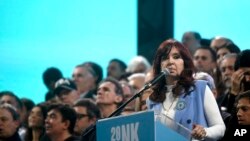 ARCHIVO - La vicepresidenta argentina Cristina Fernández de Kirchner asiste a un mitin en la Plaza de Mayo en Buenos Aires, Argentina, el 25 de mayo de 2023. Un tribunal federal de apelaciones reabrió una investigación relacionada con la corrupción contra Fernández.