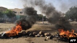 Para demonstran di Khartoum melakukan aksi unjuk rasa atas tewasnya lima orang demonstran di kota Al-Obeida, Senin (29/7). 