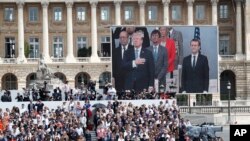 Prezidan Donald Trump ak Prezidan fransè a Emmanuel Macron, pandan yo t ap asiste parad Jounen La Bastille la sou plas Champs Elysees a nan Pari, nan dat 14 jiyè 2017. (Foto: Achiv).