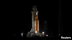 미 항공우주국(NASA)의 차세대 달 탐사 로켓인 우주발사시스템(SLS)이 오리온 우주선과 결합된 채 플로리다주 케이프커내버럴 케네디 우주센터 39B 발사대에 세워져 있다.