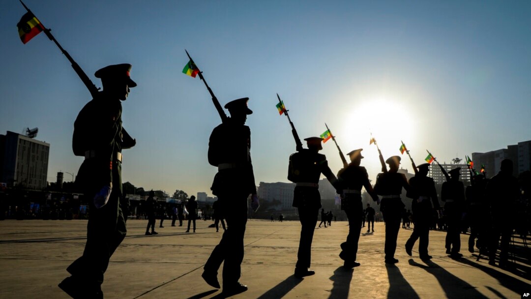 Ciidamo Itoobiyaan ah oo calanka Itoobiya wata oo maraya Addis Ababa.