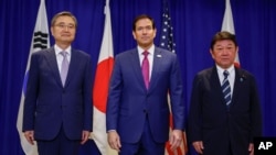 美国国务卿马尔科·卢比奥在纽约联合国大会期间会见日本外相茂木敏充(Motegi Toshimitsu)(右)和韩国外交部长赵显(Cho Hyun)(左)，三国外长在会后发表联合声明。(2026年9月21日)

