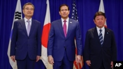 조현 한국 외교부 장관(왼쪽부터)과 마코 루비오 미 국무부 장관, 모테기 도시미쓰 일본 외무상이 21일 미국 뉴욕에서 회의에 앞서 기념촬영을 했다. 