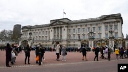 Bên ngoài Cung điện Buckingham. [Ảnh minh họa]